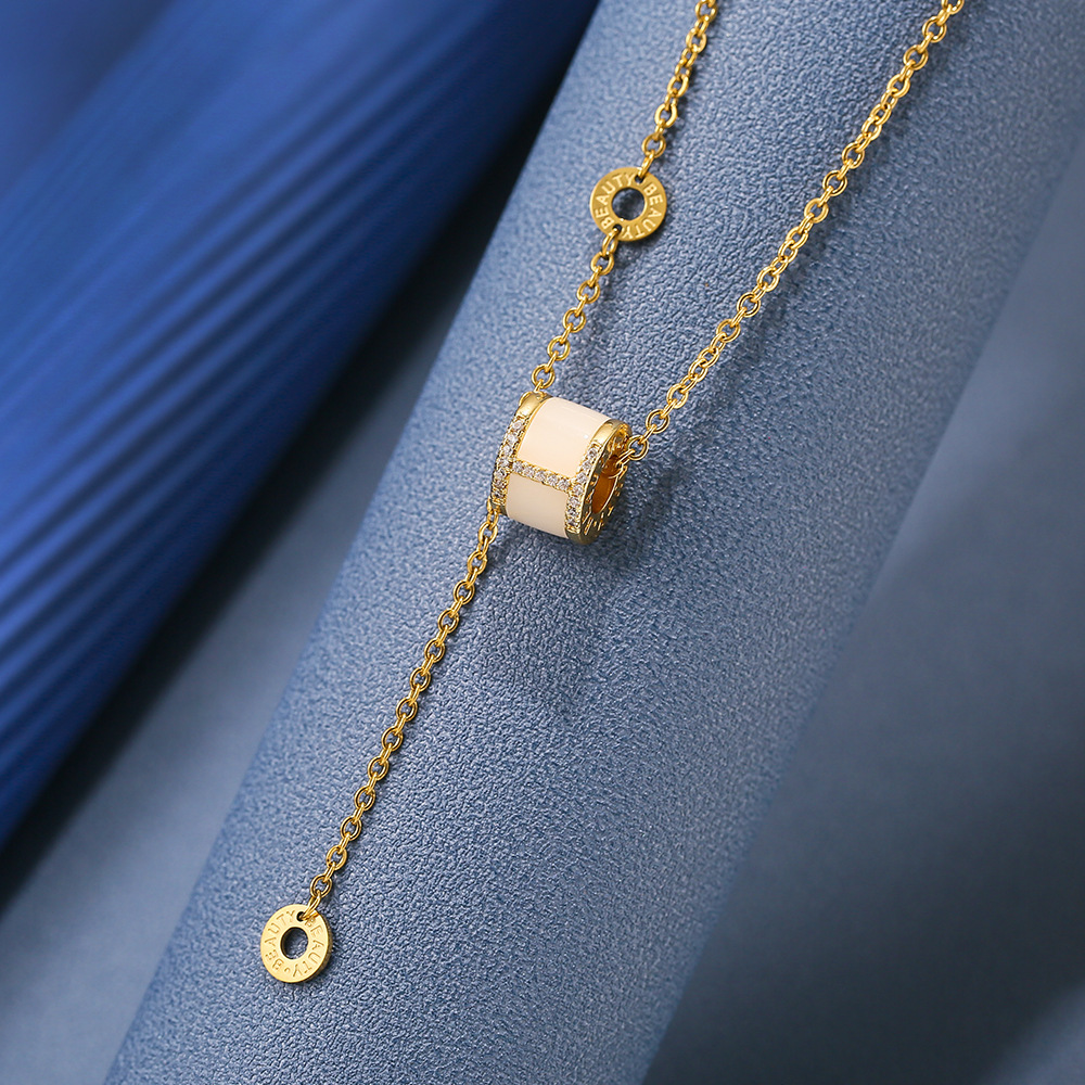 The new 18k gold-plated Korean version of the trendy fringed waist titanium steel necklace for women with a diamond-encrusted pendant and a light luxury collarbone chain Application Scenario