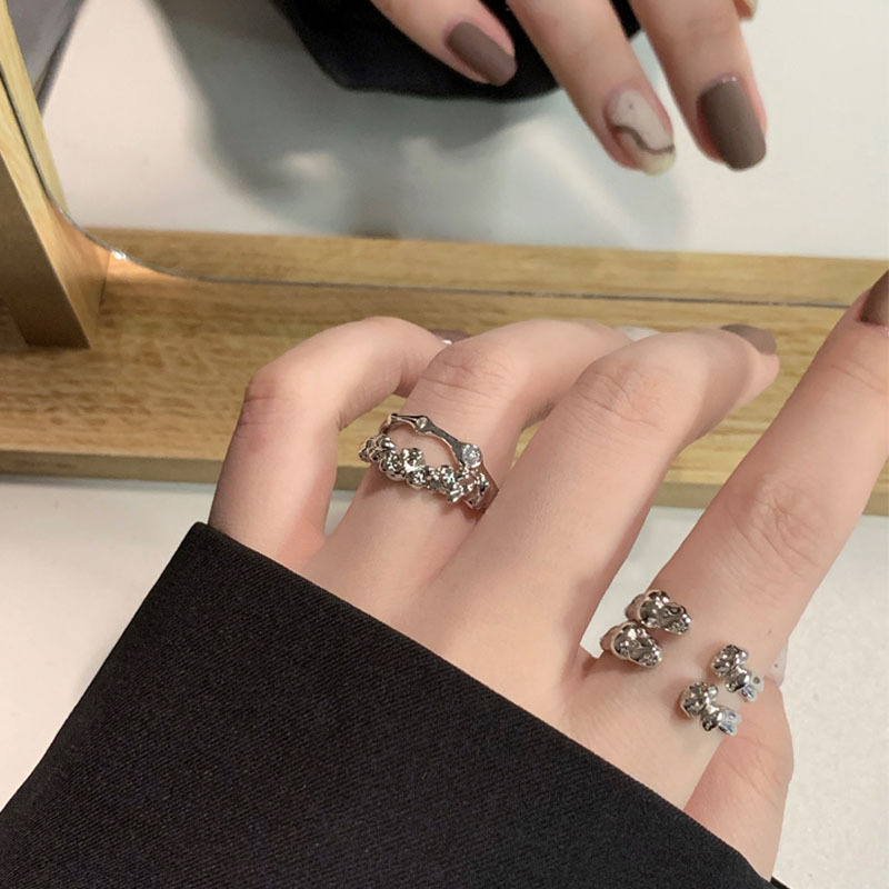 This niche design features a double-layered zircon with a high-end feel. It has a cold and cool texture, a sweet and cool style, and a simple open ring that is fashionable details Picture