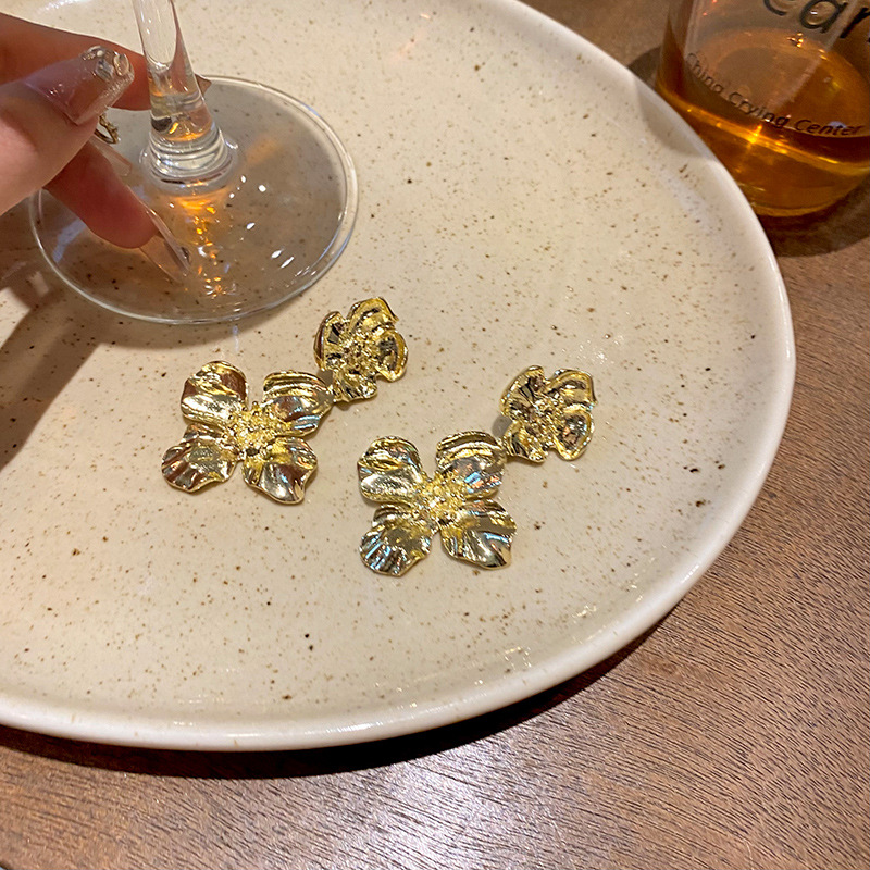 High-end golden exaggerated flower earrings, a cold and elegant style for women, European and American bride tassel earrings, a popular ear accessory Application Scenario