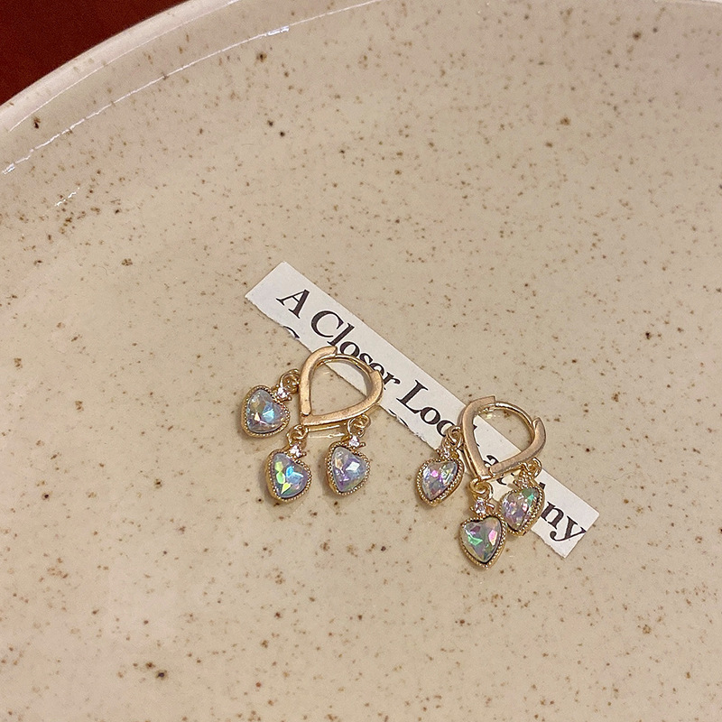 Japanese and Korean style fashionable zircon heart-shaped ear buckles, women's niche design sense, versatile and simple fringed ear studs, high-end earrings Application Scenario