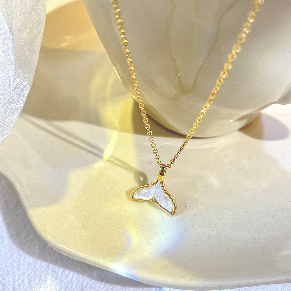 A simple Japanese and Korean shell fishtail pendant titanium steel necklace for women, a niche and light luxury collarbone chain, a unique and versatile fashionable accessory Application Scenario