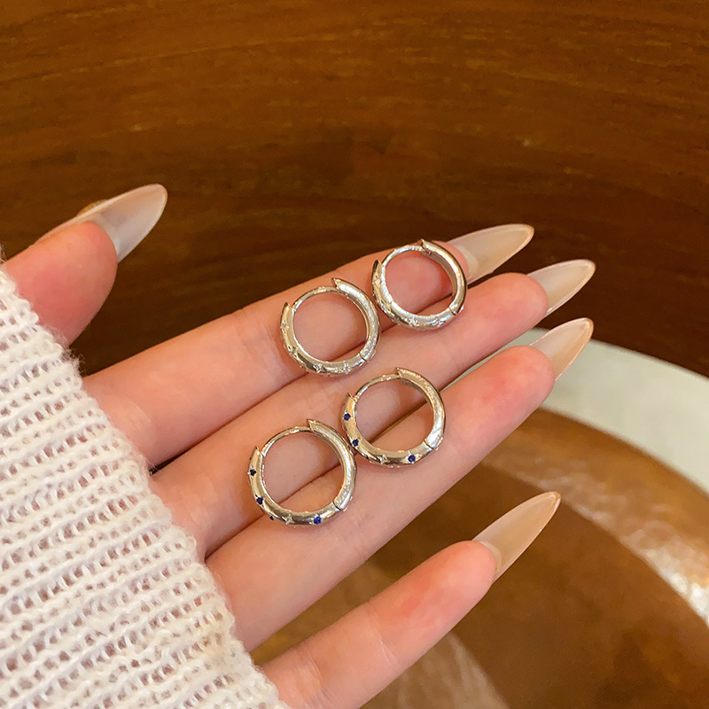 Diamond-encrusted star-studded earrings with a niche design sense, simple Japanese and Korean ear rings, unique and exquisite, versatile and high-end ear buckles full figure