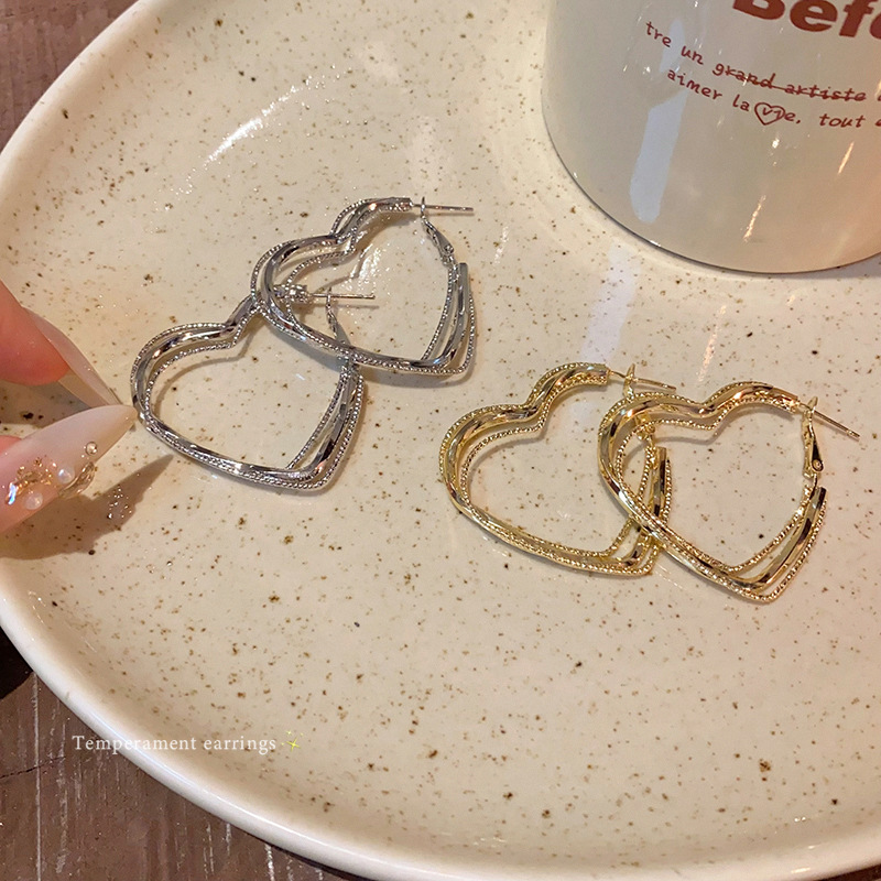 Sweet and cool, spicy girl style heart-shaped earrings for women, unique and exaggerated design sense, high-end sense, individual and fashionable stud earrings Specification drawing