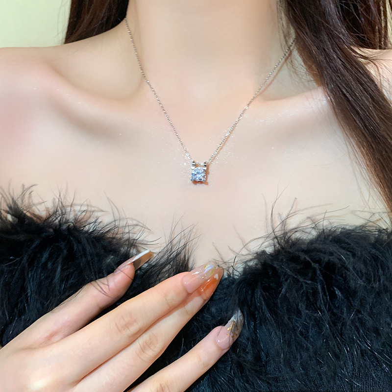 A simple zirconia titanium steel necklace with a Japanese and Korean style, a cool and stylish look for women, a trendy and versatile collarbone chain with a unique design, and a sweater chain details Picture