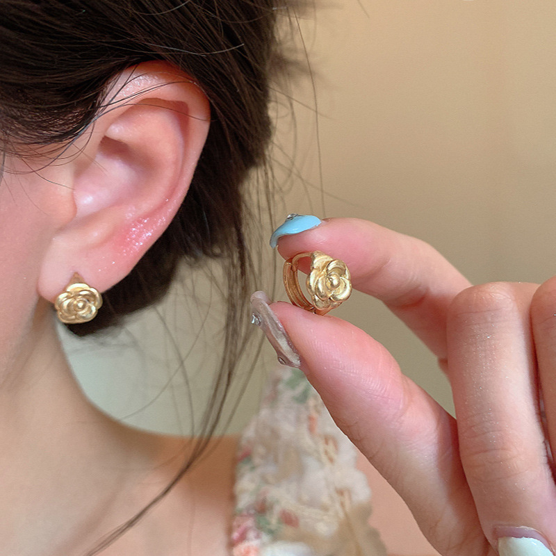 Retro golden rose ear buckles, high-end, light luxury, niche earrings, women's fashion, versatile earrings and accessories wholesale details Picture