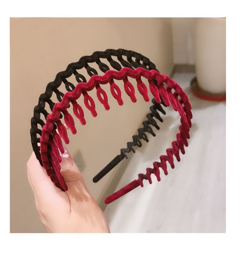 Korean-style flocking hairband, a perfect tool for hair styling, toothed wavy hairpin, no damage to hair when washing your face, bangs hairpin, hair accessory Application Scenario