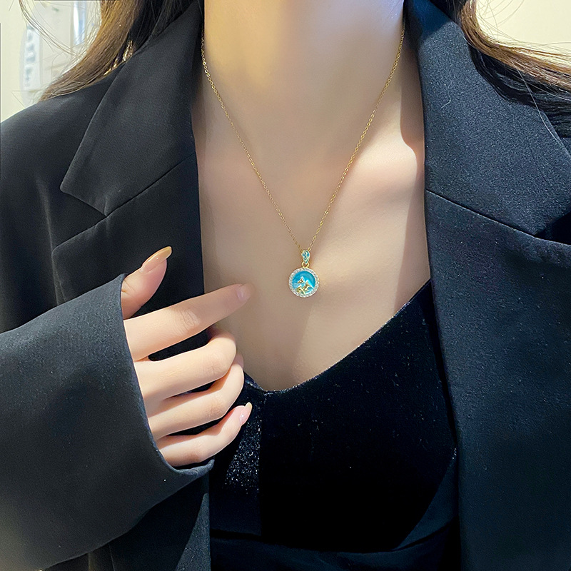 Valentine's Day limited edition women's double-sided necklace 520 and 1314 with a niche design. Back: A titanium steel collarbone chain with vows of eternal love Application Scenario