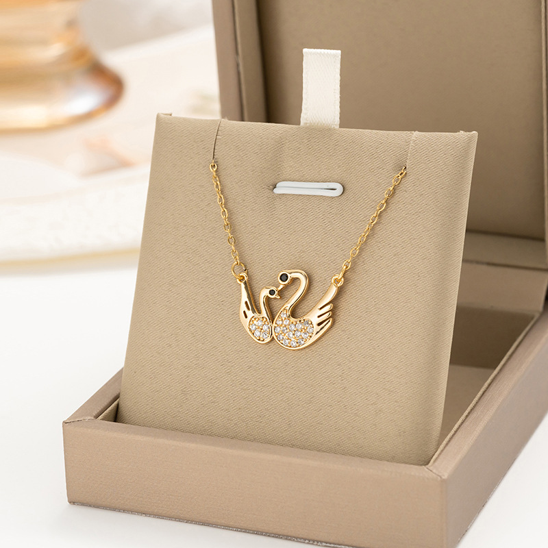 This is a simple and fashionable double swan necklace for women, featuring a niche and light luxury design. It is a popular collarbone chain and a versatile and elegant accessory full figure