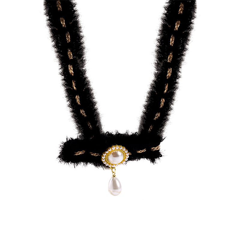 Autumn and winter plush Christmas pearl pendant necklace for women, a light luxury, niche and high-end look, a 2023 bestseller for mature women's necklaces and accessories Item Picture