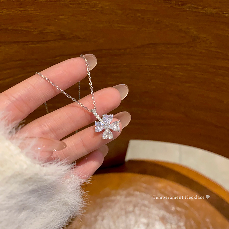 The new Korean version zircon flower titanium steel necklace is a trendy and niche design for women on Instagram, featuring a collarbone chain and a popular neckchain accessory full figure