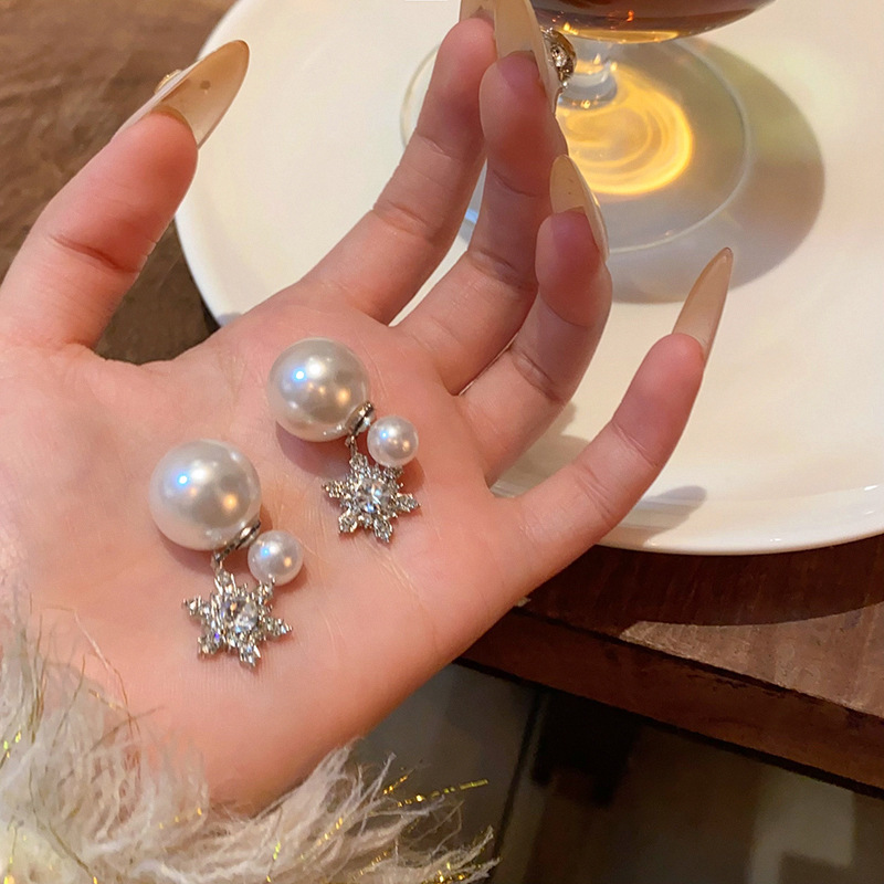 A new Korean-style super shiny full-diamond snowflake earring for women, a pair of pearl stud earrings, the same style as the popular earrings full figure