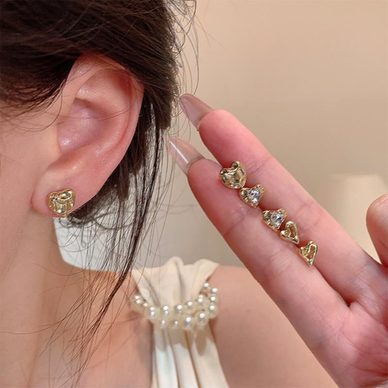 Liquid metal heart-shaped three-piece set of ear stud earrings, versatile for women, irregular and unique design sense, light luxury earrings details Picture