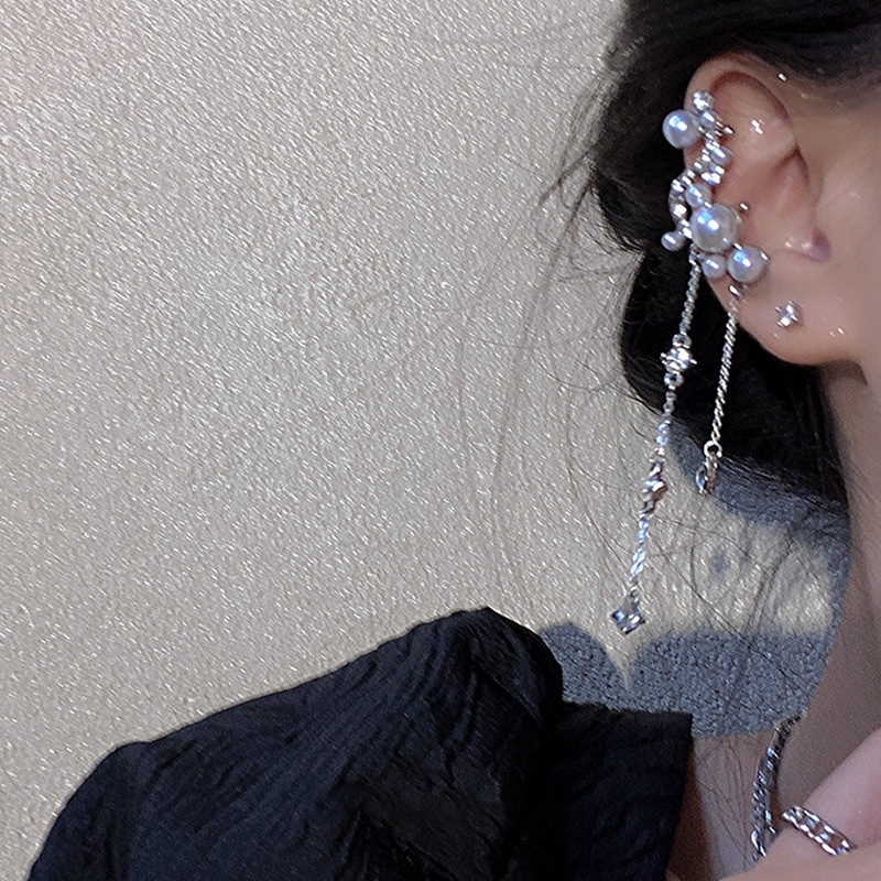 Pearl tassel ear bone clip earrings, a niche design with a cold and elegant feminine style, exude a sense of sophistication and are versatile. Wholesale of trendy and stylish earrings details Picture