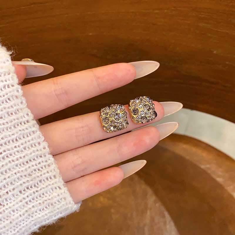 Super sparkling water diamond square stud earrings for women, light luxury, niche and high-end, unique diamond-encrusted earrings, 2025 new exquisite earrings full figure