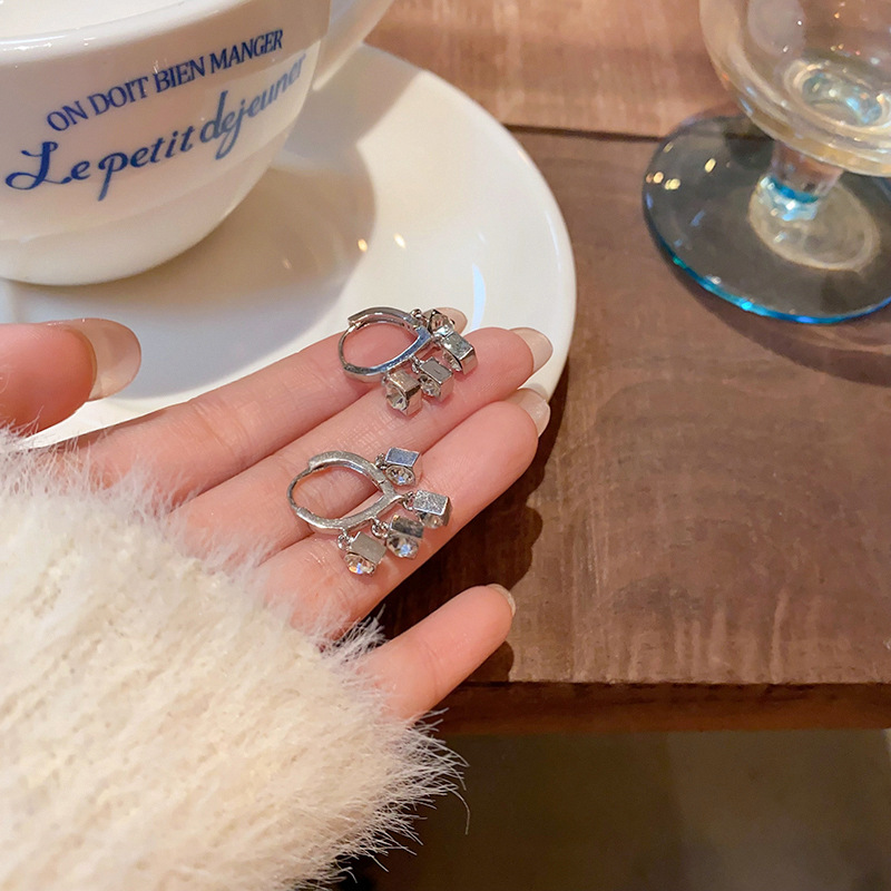 Hong Kong-style retro geometric ear buckle earrings, women's light luxury, niche, high-end, simple and elegant ear studs, internet-famous earrings full figure
