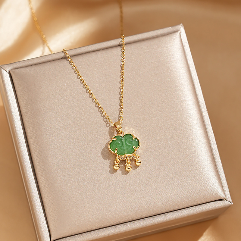 Fashionable and light luxury jewelry with zircon cat's eye stone, safety lock, titanium steel necklace, female Internet celebrity bestseller, high-end accessory wholesale Application Scenario