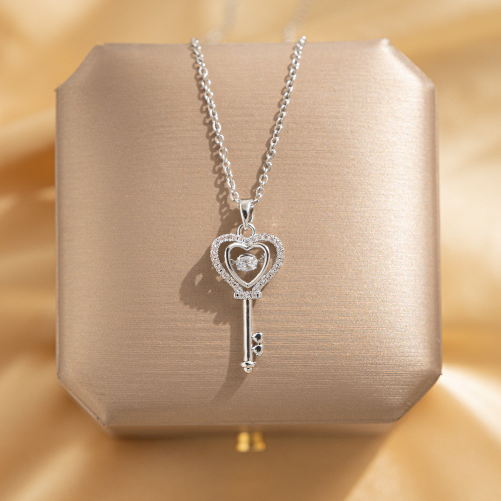 Silver simple heart-shaped key dynamic necklace, a niche and light luxury accessory for women, a beating heart, a popular collarbone chain titanium steel jewelry full figure
