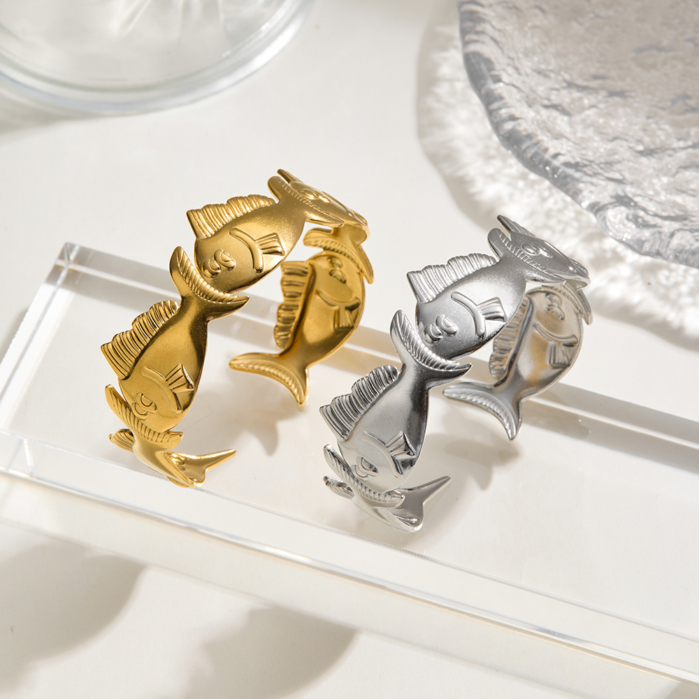 Wholesale of cross-border stainless steel bracelets from Europe and America, featuring a versatile and high-end look, exaggerated Marine creatures with small fish openings full figure