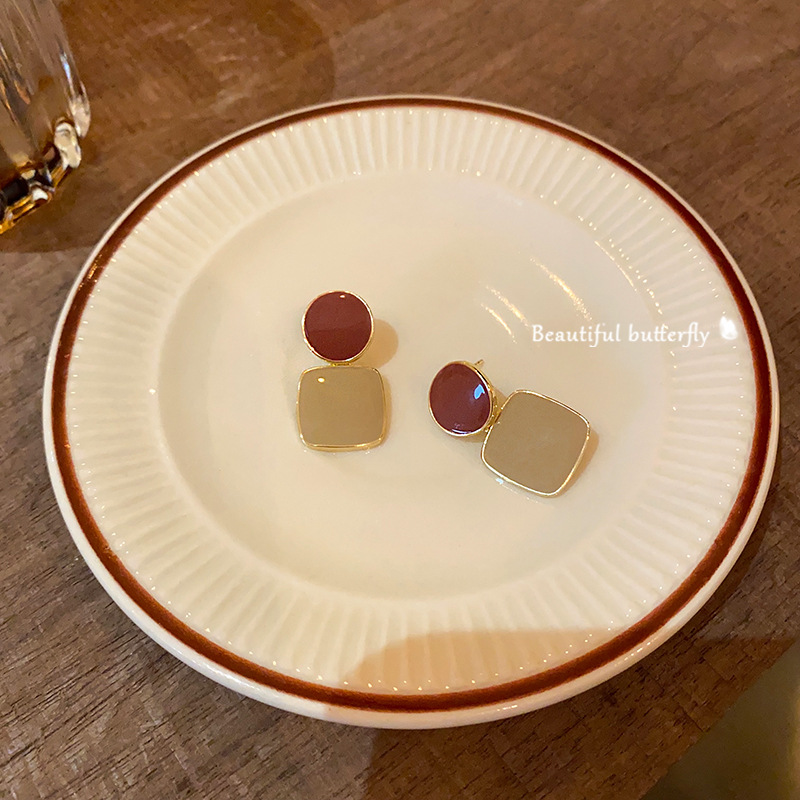 Hong Kong-style retro color-blocking geometric stud earrings, women's fashionable, individual and simple daily commuting oil-dripping earrings and earrings wholesale Specification drawing