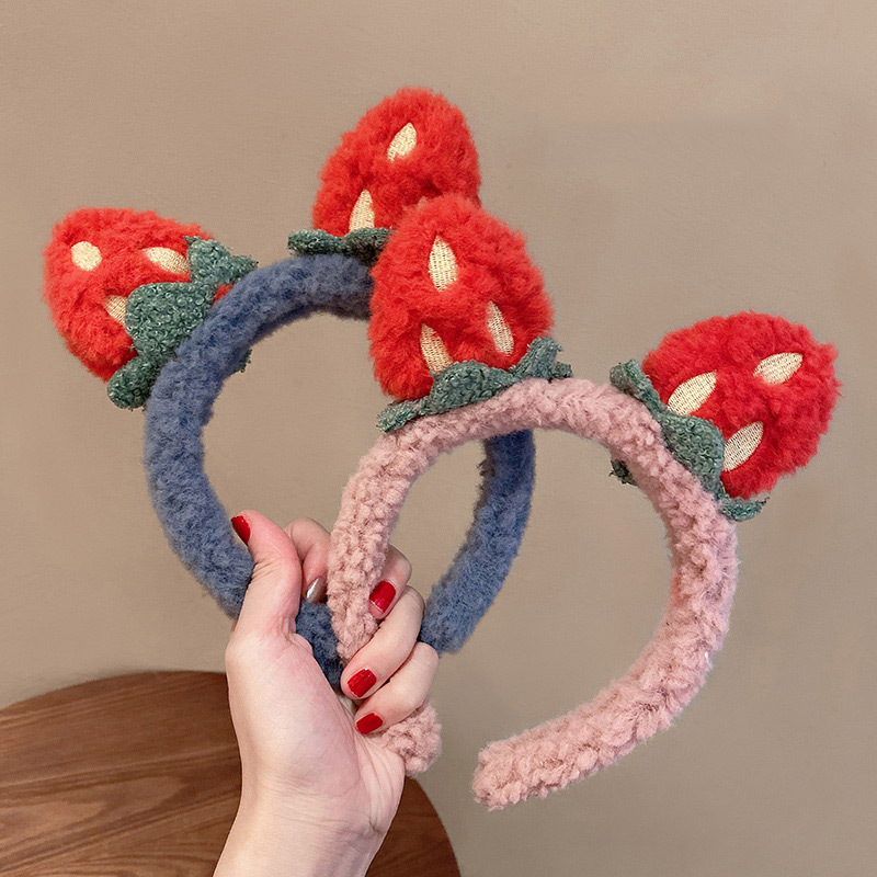 Cute three-dimensional strawberry hair bands, sweet plush headbands, face washing and makeup, parent-child hair clips for sale, and budding headwear full figure