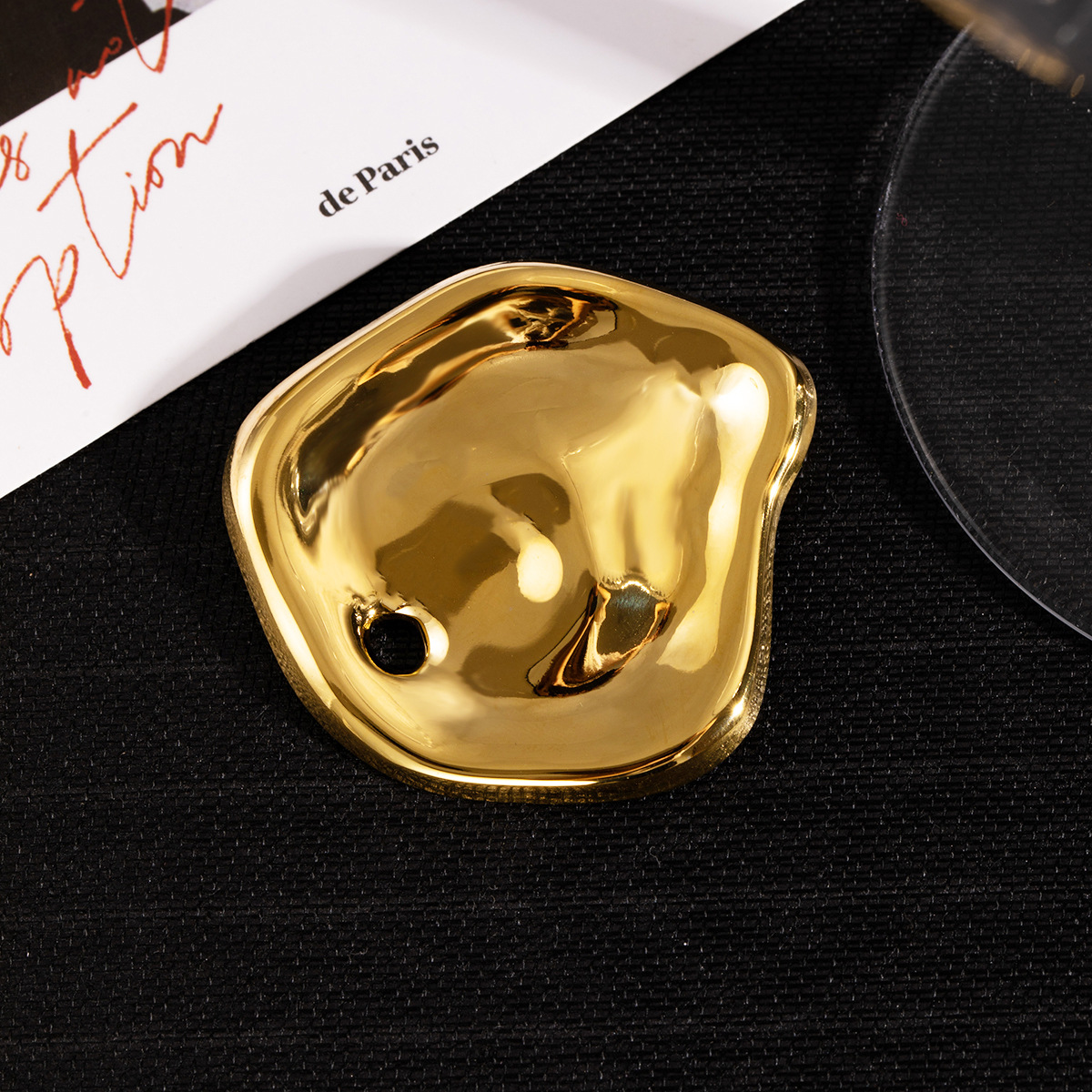 French retro concave and convex irregular water ripple brooch, gold and silver light luxury, niche and versatile suit pin brooch Application Scenario