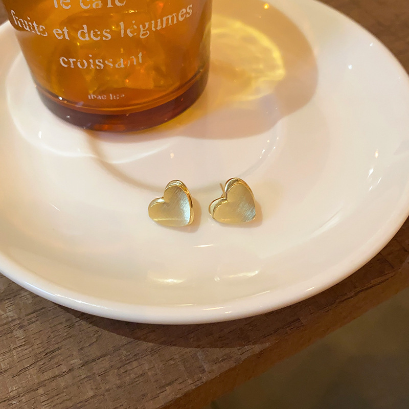 Light luxury, niche, simple, frosted, brushed, three-dimensional heart-shaped earrings, versatile for women, elegant and internet-famous heart-shaped earrings wholesale Application Scenario