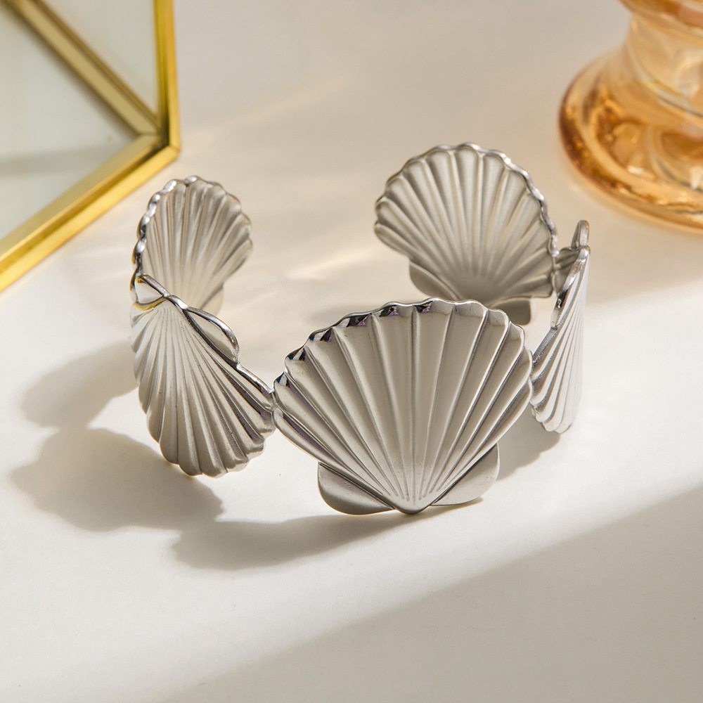 European and American cross-border retro style 18k gold stainless steel large scallop simple open bracelet manufacturer wholesale trendy accessories Specification drawing