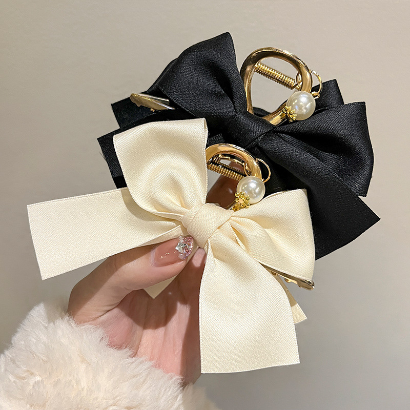 The 2023 new black bow pearl grab clip for women exudes a high-end shark clip and a stylish updo grab clip, a popular hair accessory full figure