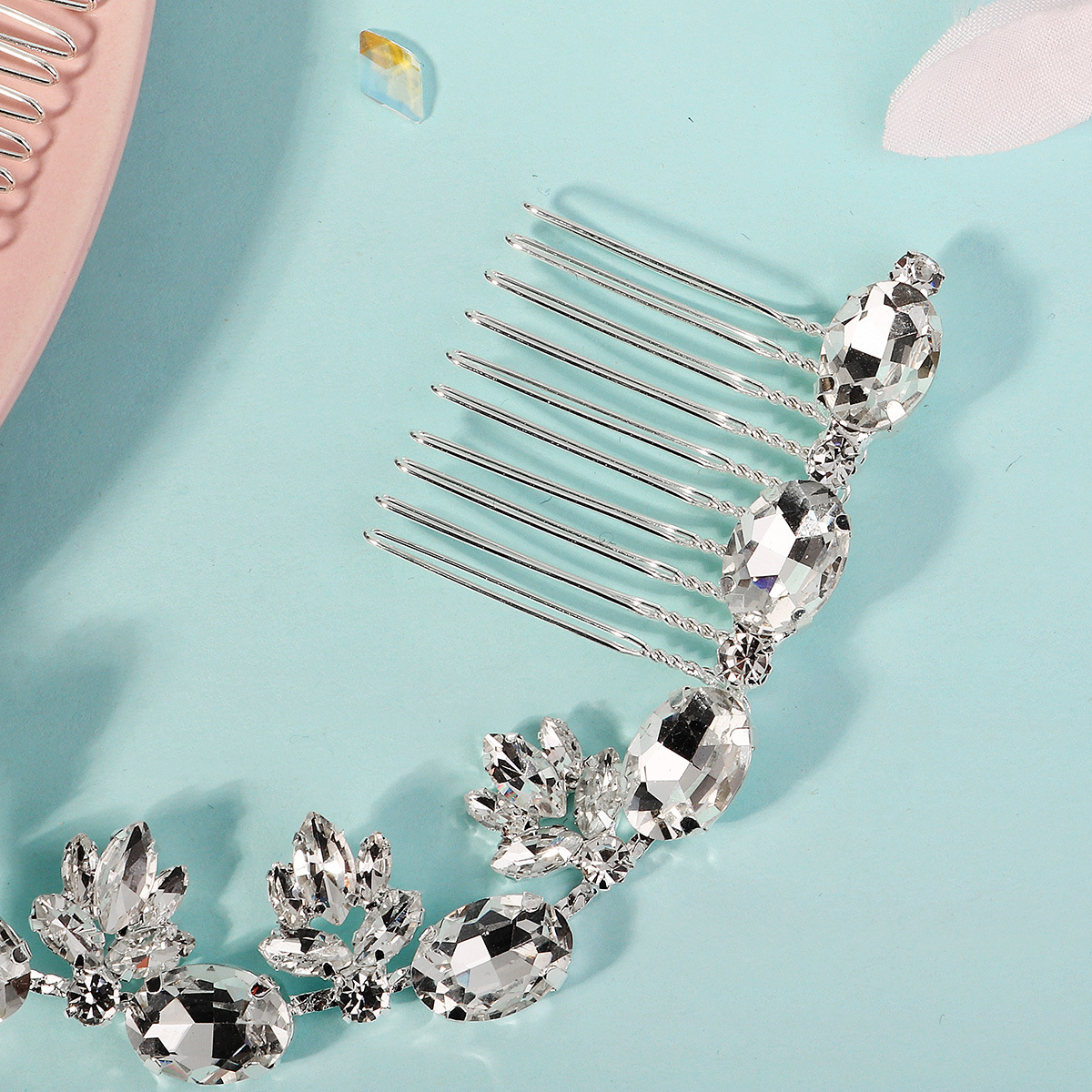 European and American handcrafted bride headwear, rhinestone hair combs, exquisite updo styling accessories, ancient-style wedding comb hair accessories Application Scenario