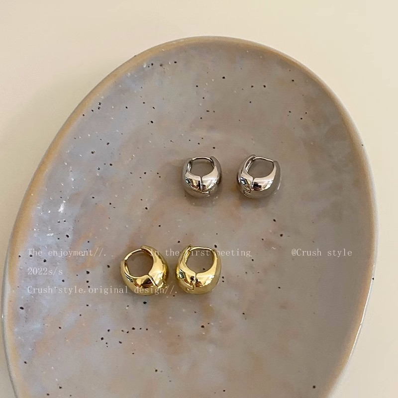 European and American versatile metal plain ring earrings, a new style of trendy, simple and fashionable earrings for women in 2025, with a light luxury and high-end feel details Picture