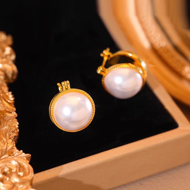 Retro, light luxury and high-end double-sided pearl ear buckles, 2025 new V-shaped earrings, fashionable, elegant and stylish earrings for women full figure