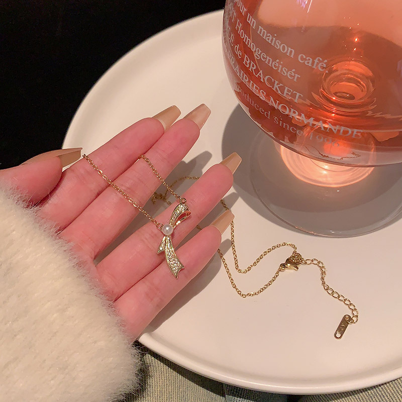 A new Korean super shiny full diamond bow titanium steel necklace with a touch of luxury and sophistication for women, a versatile pearl collarbone chain full figure