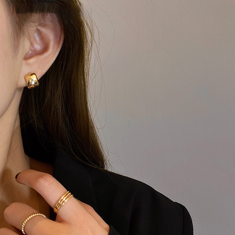 Golden smooth bean stud earrings for women 2025 new style cold and simple style earrings, rare and versatile earrings wholesale Application Scenario