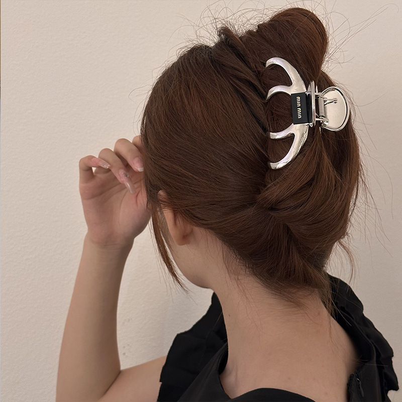 Large-sized updo hair clips, retro letter hair clips, simple shark clips at the back of the female head, and high-end hairpins details Picture