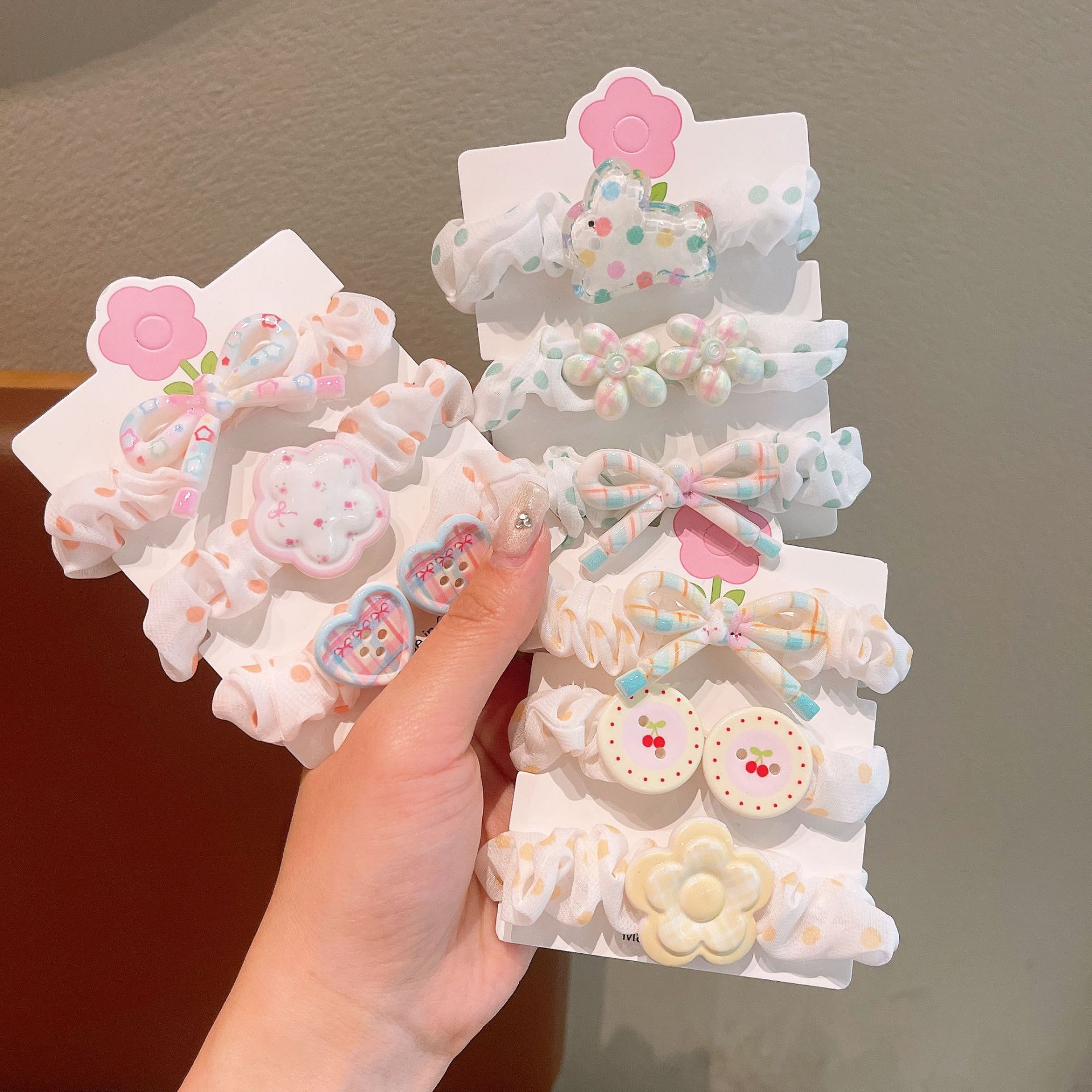 The new three-piece cartoon flower print small intestine hair band is cute and the cream-colored hair rope is sweet and fresh Specification drawing
