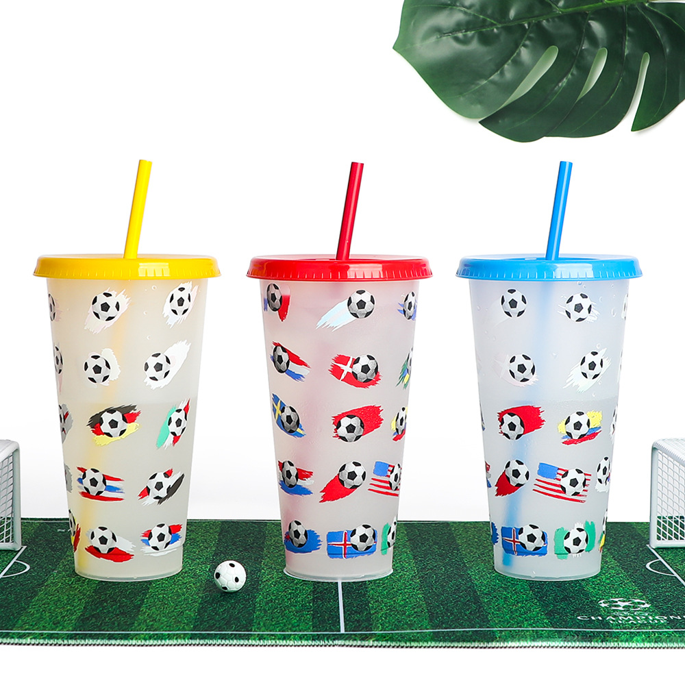 New World Cup temperature-sensing straw coffee plastic color-changing cup 710ml single-layer color-changing PP football cup when cooled full figure