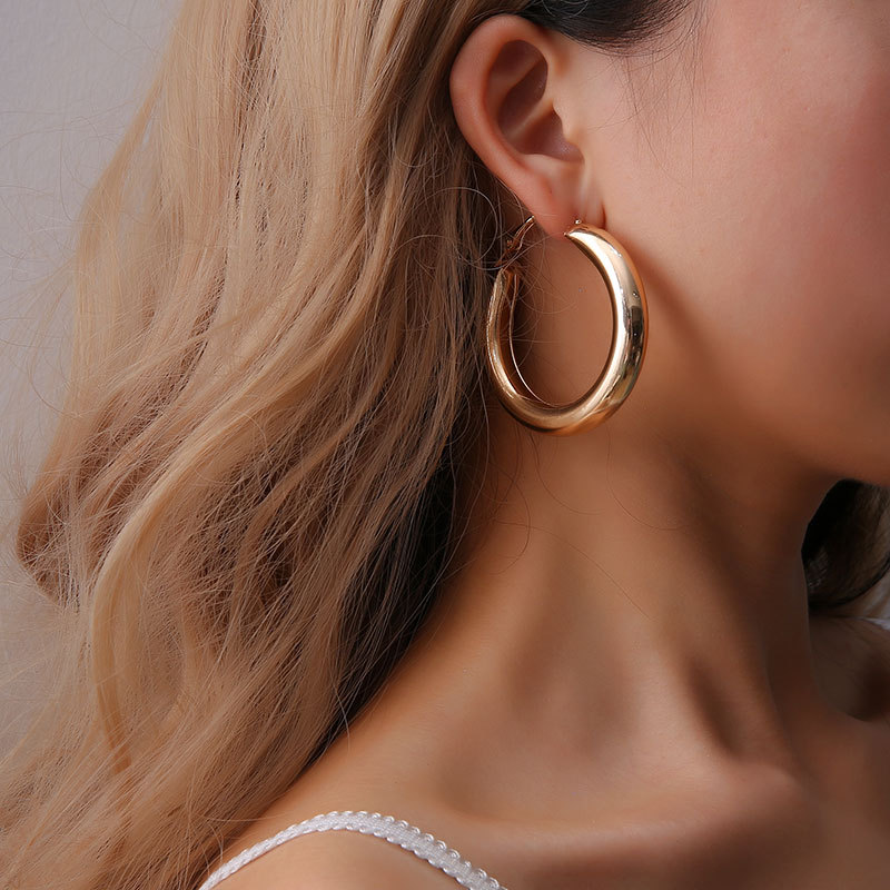 This is a versatile golden geometric round large earring for the European and American fashion OL style, featuring exaggerated Riri circle earrings for women full figure