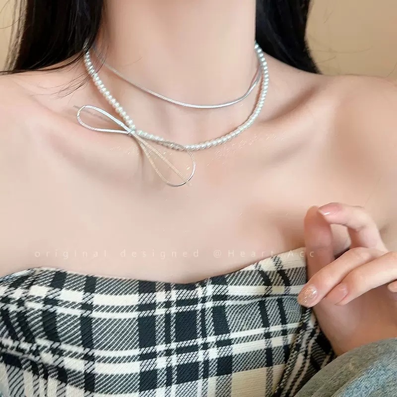 Double-layer stacked bow pearl necklace with a sweet and cool style and a niche design sense. Unique collarbone chain, a best-selling necklace wholesale details Picture