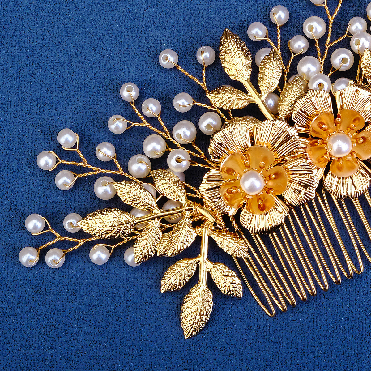 New handcrafted hair combs from Europe and America for brides, wedding hair accessories, golden leaf and flower hair combs Application Scenario