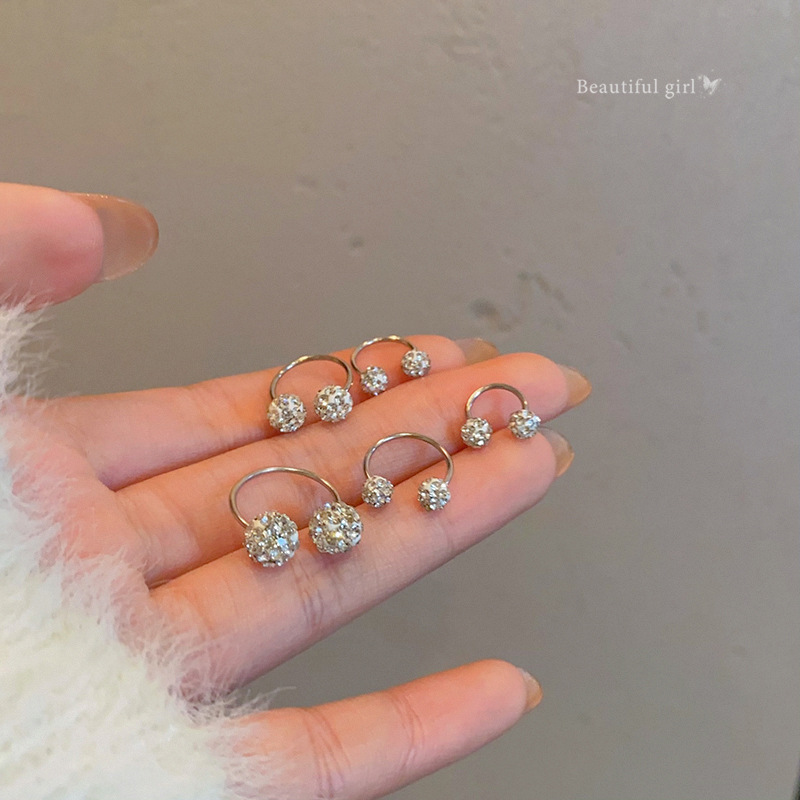 No need to take off the super sparkling ear bone stud earrings when sleeping. A high-end double-head twist-off horseshoe ring. A best-selling ear-nourishing stud accessory full figure