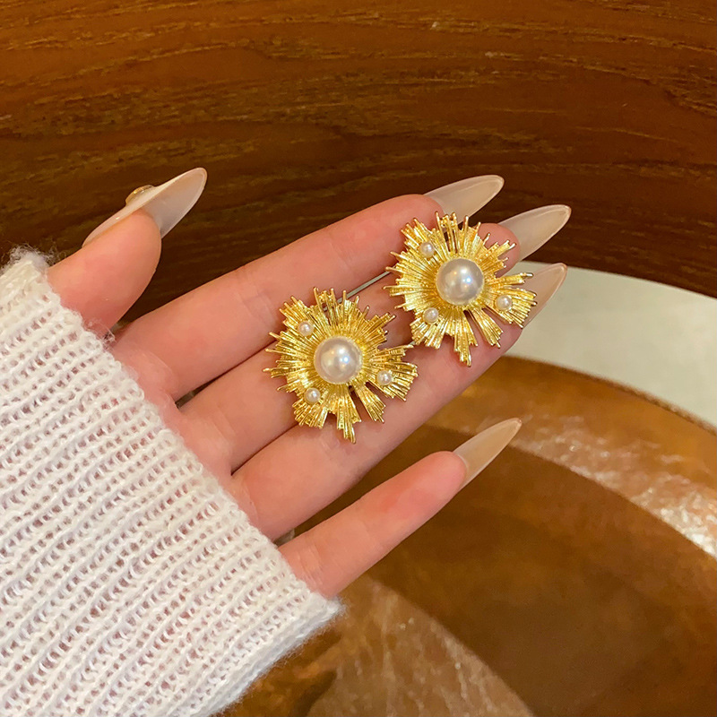 European and American retro Hong Kong-style exaggerated earrings for women, pearl inlaid, irregular round flower design, stud earrings full figure