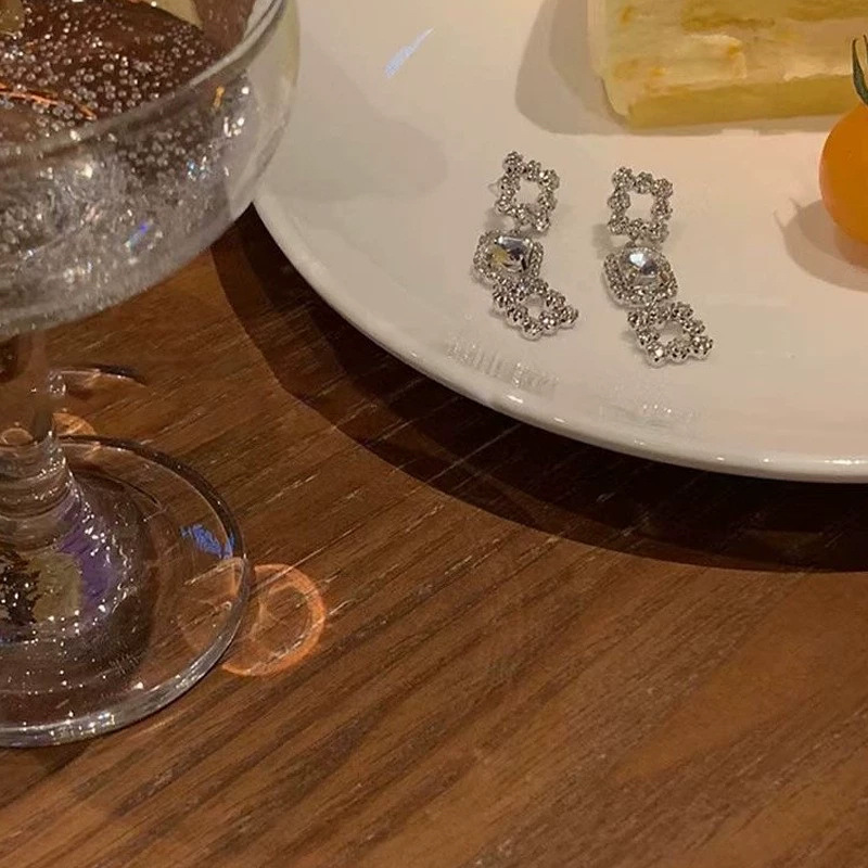 Square water diamond tassel earrings for a chaebol heiress, unique and niche 2025 long earrings, elegant and high-end stud earrings Application Scenario