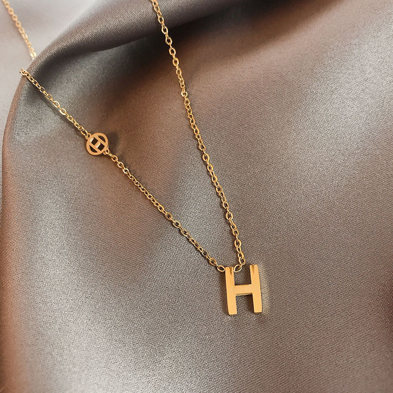 A simple and individual H titanium steel necklace from Japan and South Korea, a fashionable small fortune pendant for women, an 18k gold-plated light luxury collarbone chain Application Scenario