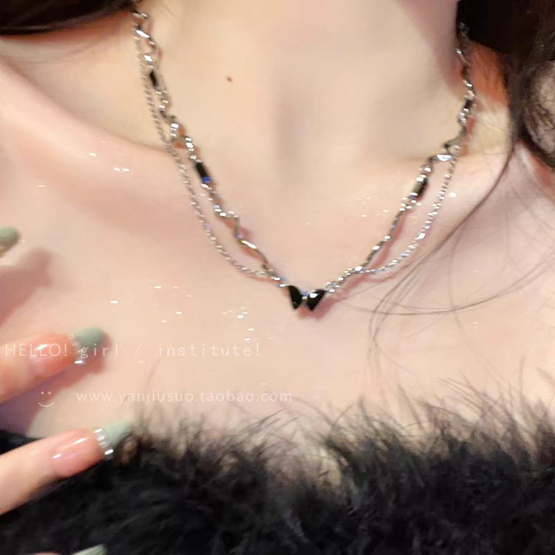 Ins-style pearl necklace, versatile and niche design, high-end and light luxury collarbone chain, heart-shaped pendant accessory wholesale details Picture