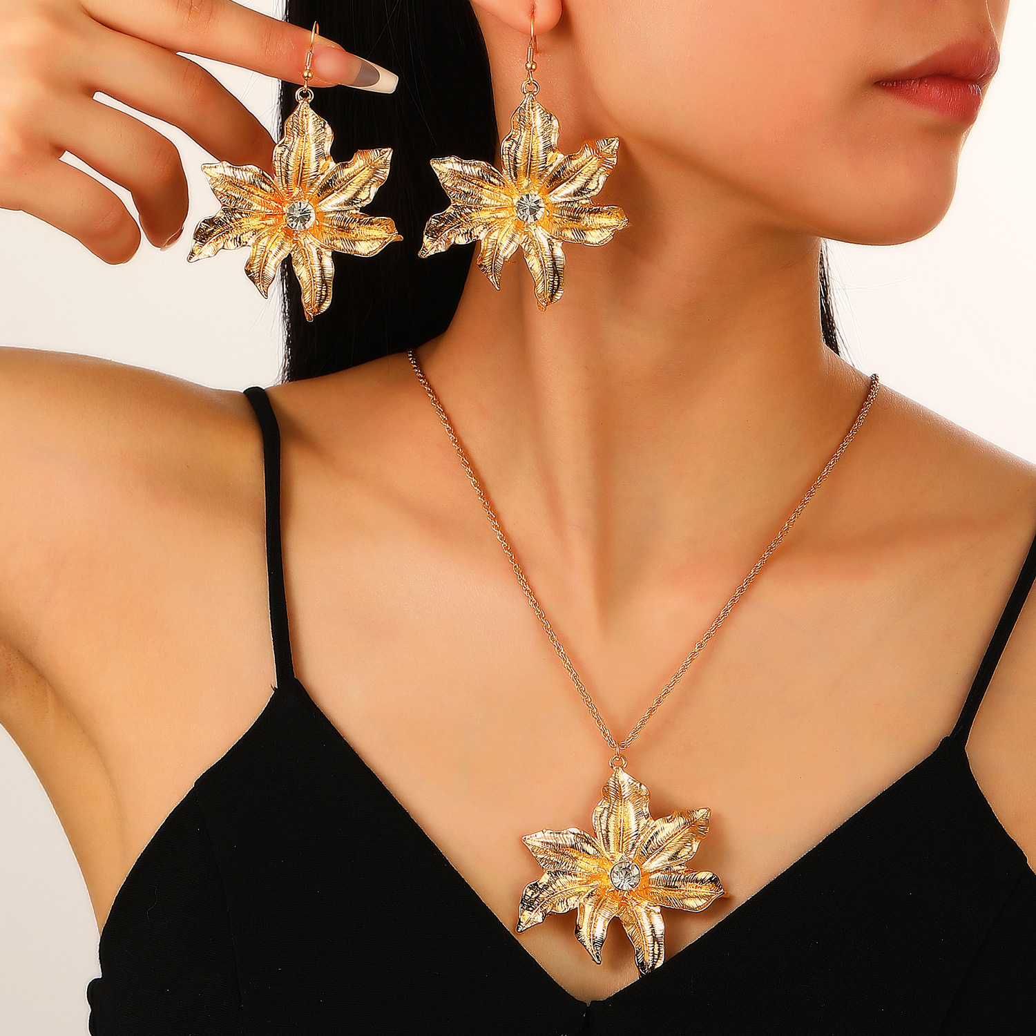 A new cross-border set of diamond-encrusted lily pendant necklace earrings from Europe and America, featuring a unique and elegant floral jewelry accessory for women full figure