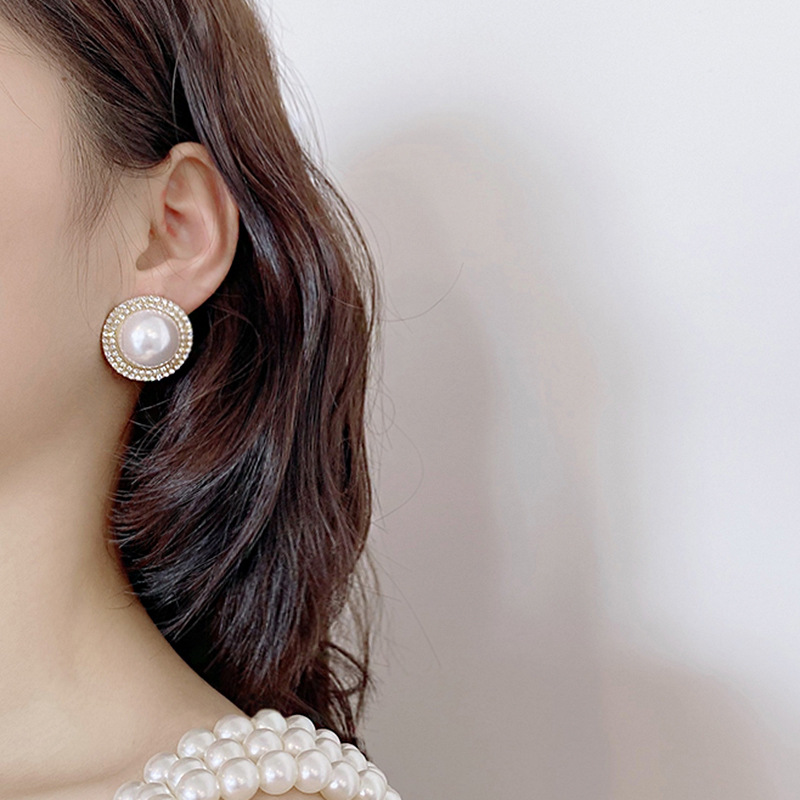 High-end pearl large earrings, French retro style, internet-famous stud earrings, 2025 bestseller, niche and exaggerated earrings for women Application Scenario