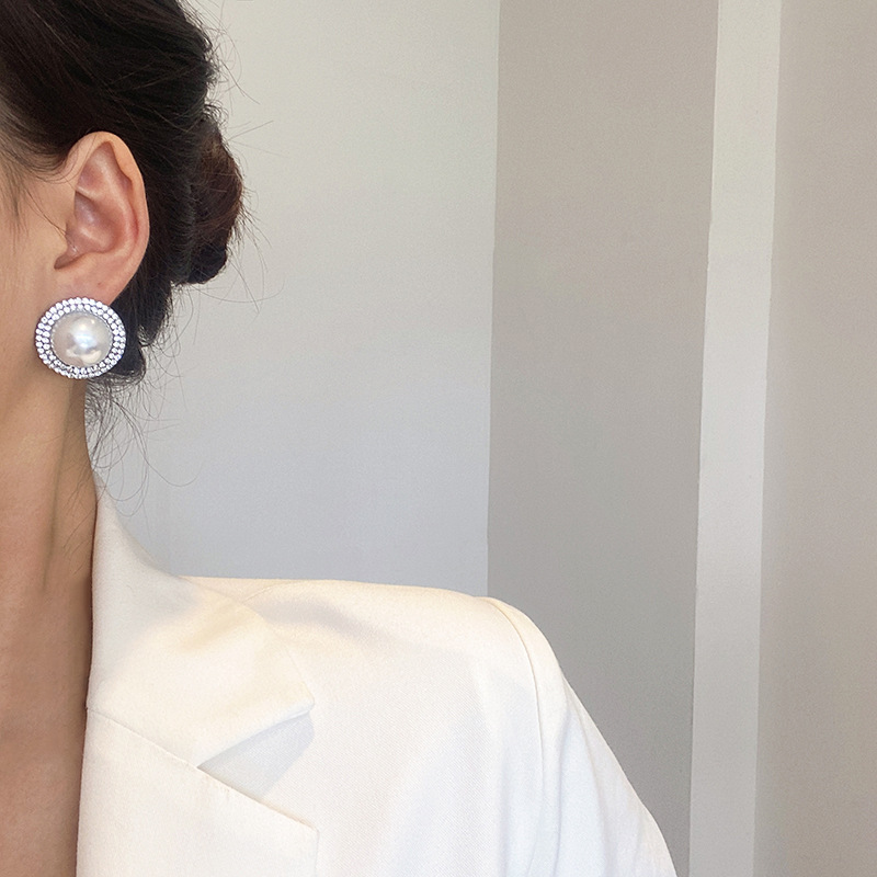 S925 Silver Needle Exaggerated Large circle pearl Earrings for women, a Korean-style light luxury and high-end look with micro-inset stud earrings, a refined and elegant ear accessory details Picture