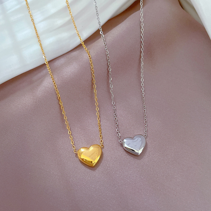 【 All-titanium Steel 】 Bright and heart-shaped exquisite gold necklace inside the furnace, a female Instagram influencer collarbone chain accessory Application Scenario