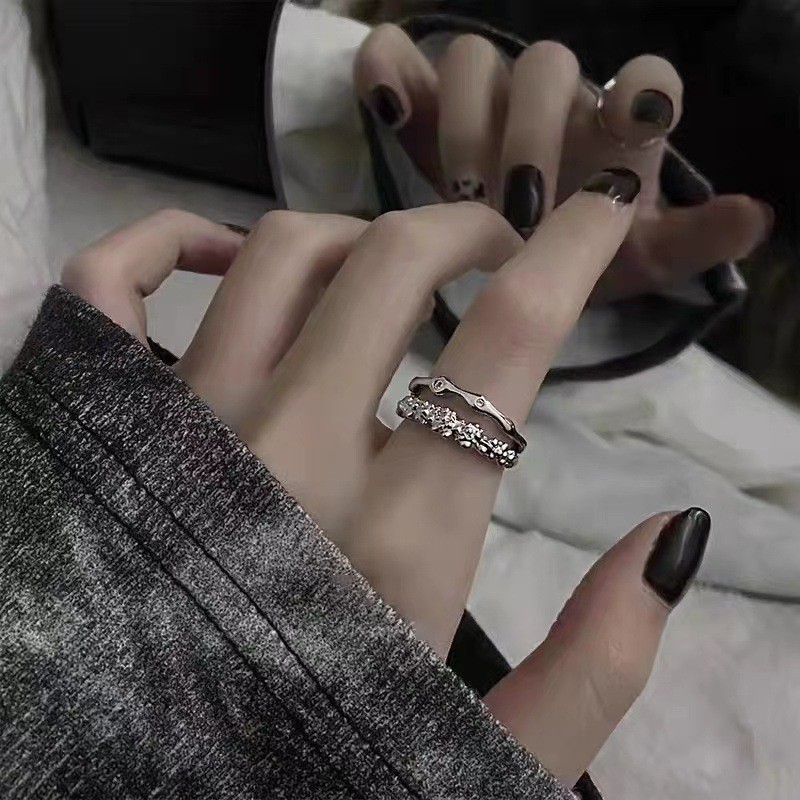 The new niche open-top ring exudes an exquisite atmosphere. It features an ins cold style, is simple and versatile, and exudes a sense of high-end sophistication. The ring is adjustable Application Scenario