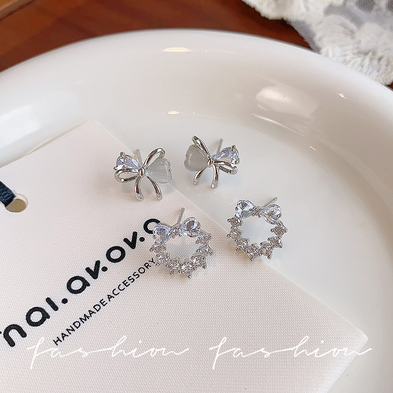 Sweet hollowed-out bow, diamond-encrusted stud earrings, delicate and light luxury earrings for women, simple and versatile forest-themed earrings and earrings Specification drawing